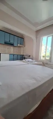 Havuz ve Bahçe Manzaralı 4 Kişilik Oda (İki Bölümlü)