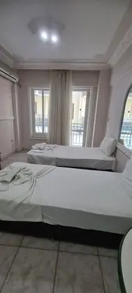 Manzarasız 4 Kişilik Oda (İki Bölümlü)