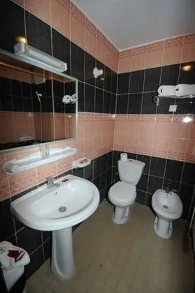 Tek Büyük veya İki Ayrı Yataklı Oda, Havuz Manzaralı