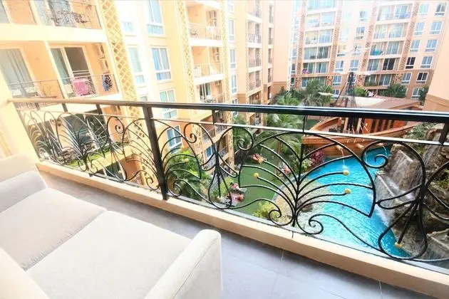 2 Bedrooms Family Suite with Kitchen, Pool View