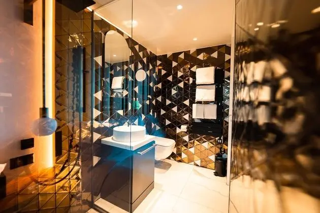 Amazing Room - East Wing