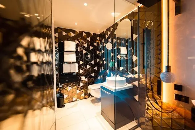 Amazing Room - East Wing