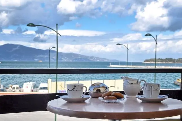 Tek Büyük veya İki Ayrı Yataklı Oda, Deniz Manzaralı