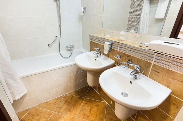Standard Tek Büyük veya İki Ayrı Yataklı Oda, Havuz Manzaralı