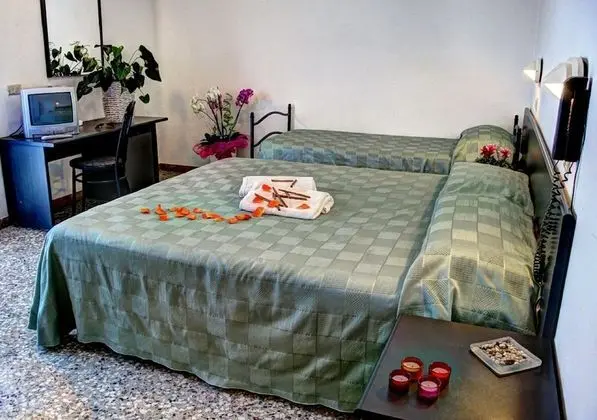 Economy Üç Kişilik Oda, Balkon, Havuz Manzaralı