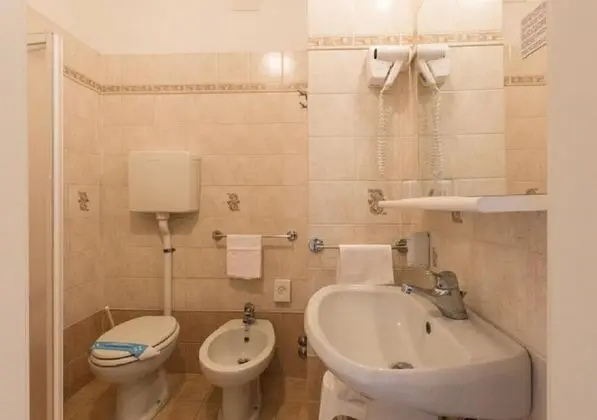 Economy Üç Kişilik Oda, Balkon, Havuz Manzaralı