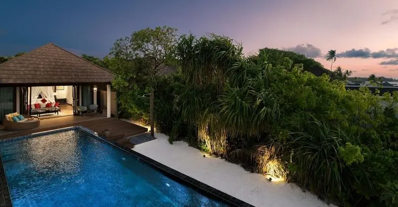 Premium Tek Büyük Yataklı Oda (Kanifushi Beach Villa with Pool)
