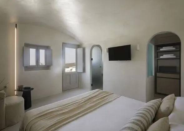 Grace Suite with Plunge Pool and Caldera View