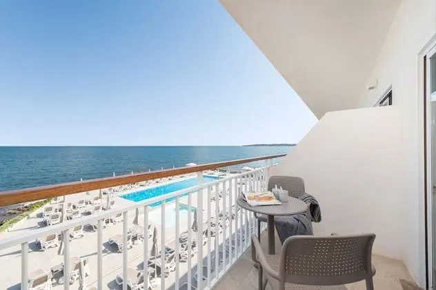 Tek Büyük Yataklı Oda, Balkon (Front Sea View)