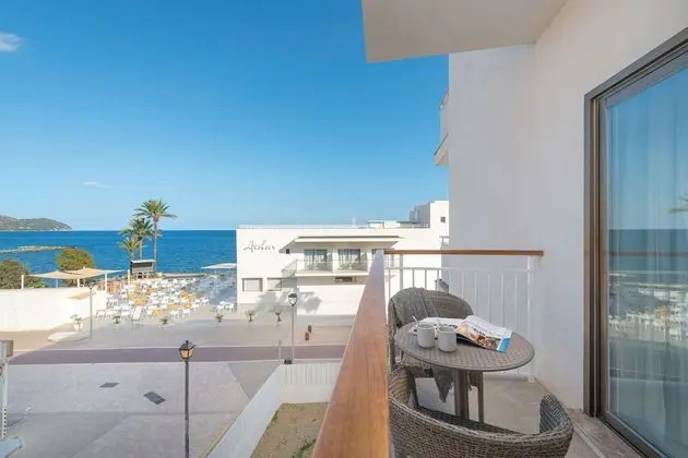 Tek Büyük Yataklı Oda, Balkon, Kısmi Deniz Manzaralı