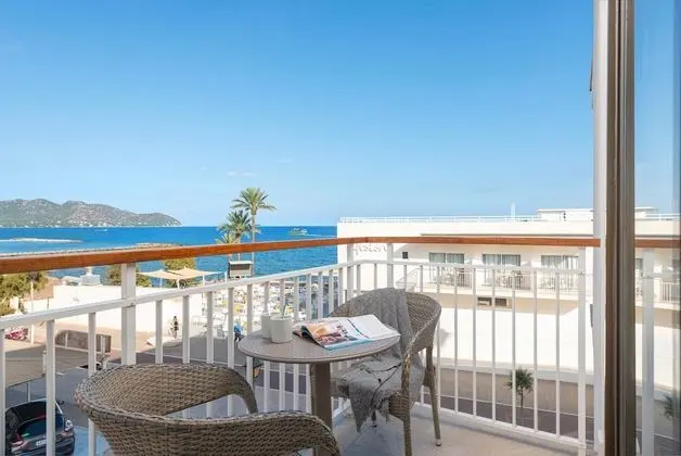 Tek Büyük Yataklı Oda, Balkon, Kısmi Deniz Manzaralı