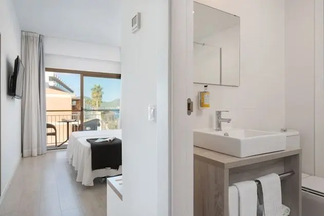 Tek Büyük Yataklı Oda, Balkon, Kısmi Deniz Manzaralı