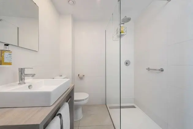 Tek Büyük Yataklı Oda, Balkon, Kısmi Deniz Manzaralı