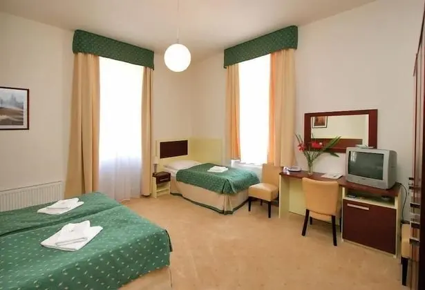 Üç Kişilik Oda
