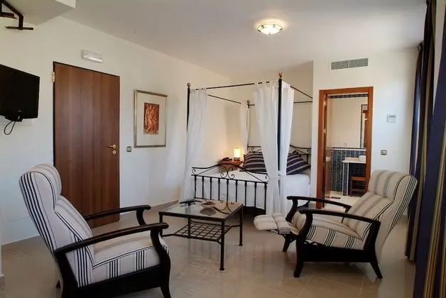 Büyük Yataklı Tek Kişilik Oda