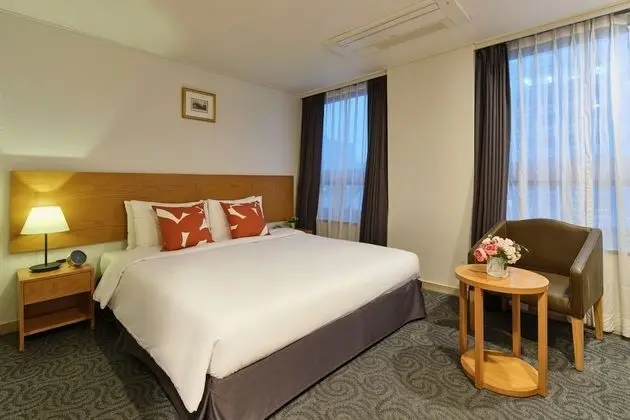 Superior Tek Büyük Yataklı Oda (Bigger than most rooms in Seoul)