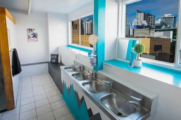İki Ayrı Yataklı Oda, Ortak Banyo