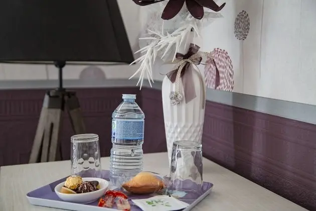 Tek Büyük veya İki Ayrı Yataklı Oda (Prune)