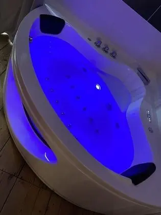 Signature Tek Büyük Yataklı Oda, 1 Büyük (Queen) Boy Yatak, Jakuzi, Bahçeli