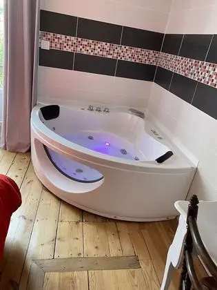 Signature Tek Büyük Yataklı Oda, 1 Büyük (Queen) Boy Yatak, Jakuzi, Bahçeli