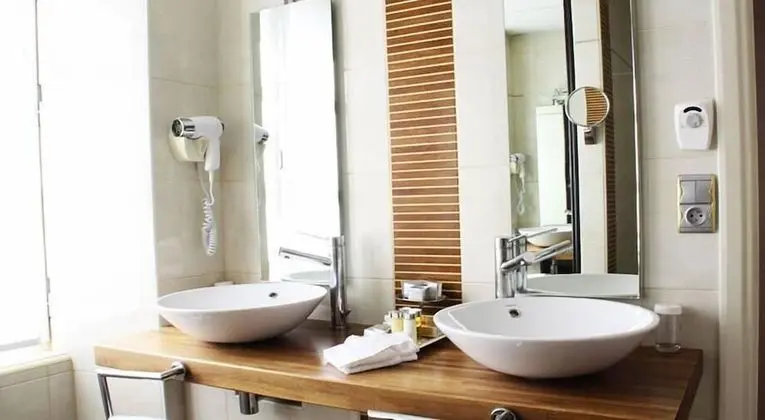 Superior Tek Büyük veya İki Ayrı Yataklı Oda, 1 Büyük (Queen) Boy Yatak, Avlu Manzaralı