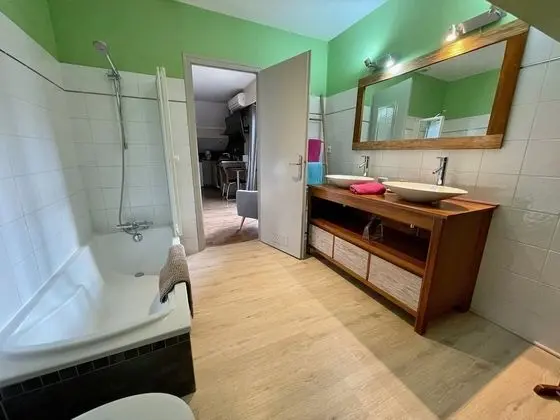 Stüdyo, Banyolu/Duşlu (Le Grand Lac)