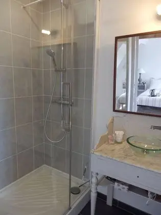 Tek Büyük Yataklı Oda, Bahçe Manzaralı (Chambre Priscille)