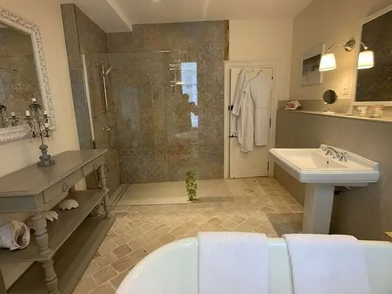 City Tek Büyük Yataklı Oda
