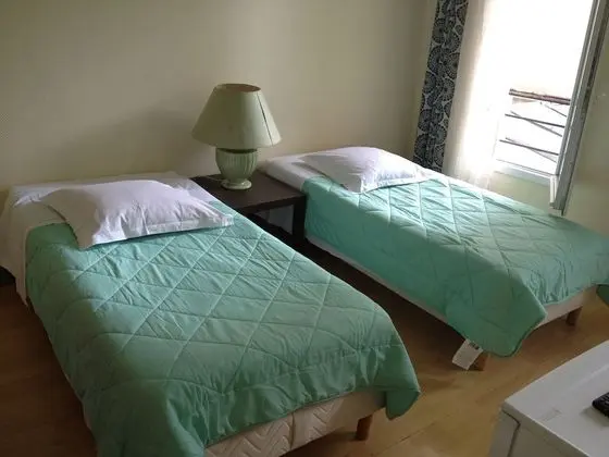 İki Ayrı Yataklı Oda, Ortak Banyo
