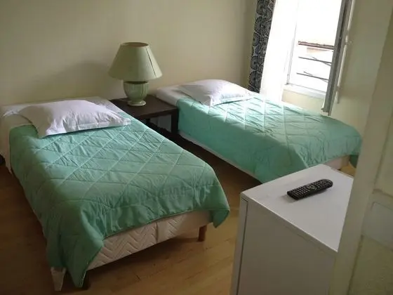 İki Ayrı Yataklı Oda, Ortak Banyo