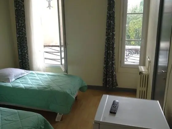 İki Ayrı Yataklı Oda, Ortak Banyo