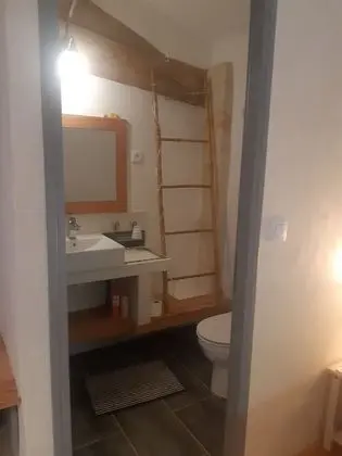 Dört Kişilik Oda, Sigara İçilmez, Özel Banyo