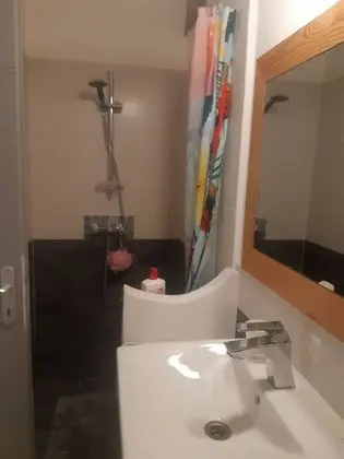 Dört Kişilik Oda, Sigara İçilmez, Özel Banyo