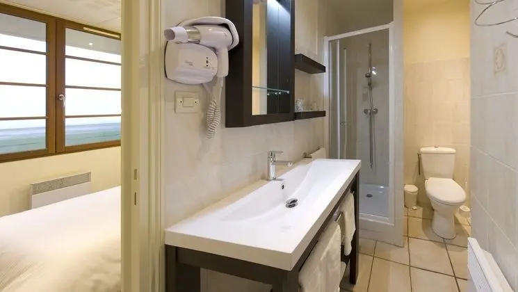 Standard Tek Büyük Yataklı Oda (with Shower)