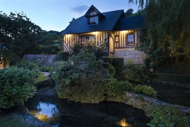 Tek Büyük veya İki Ayrı Yataklı Oda, Avlu Manzaralı