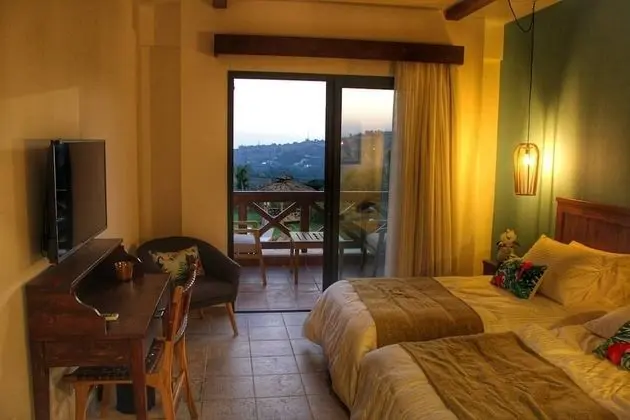 Standard Tek Büyük veya İki Ayrı Yataklı Oda (Horse Yard View)