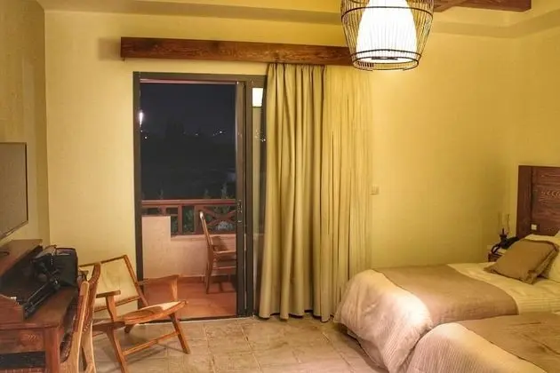 Standard Tek Büyük veya İki Ayrı Yataklı Oda (Horse Yard View)