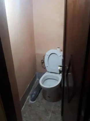 Üç Kişilik Oda, Ortak Banyo