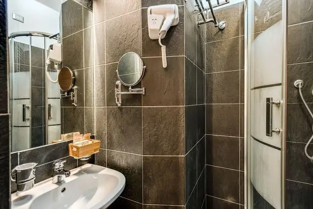 Tek Büyük veya İki Ayrı Yataklı Oda, Banyolu/Duşlu