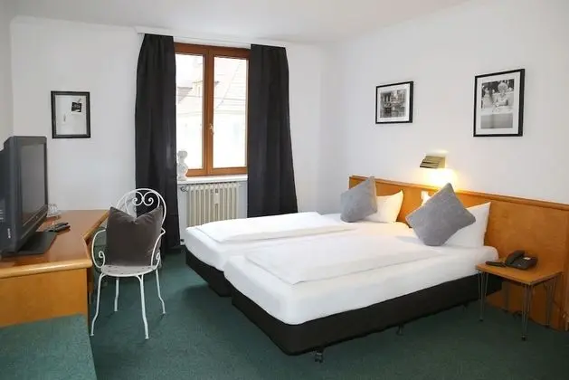 Basic Tek Büyük veya İki Ayrı Yataklı Oda