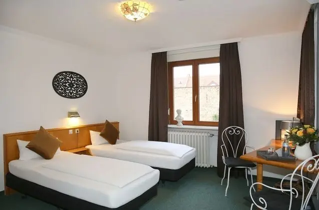 Basic Tek Büyük veya İki Ayrı Yataklı Oda