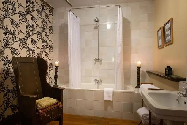Superior Tek Büyük Yataklı Oda, Banyolu/Duşlu (A Four Poster)