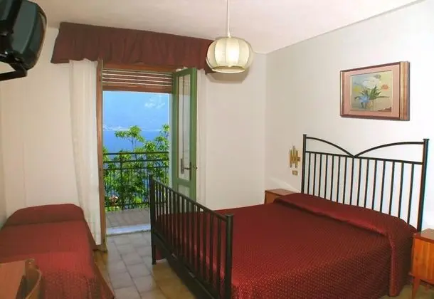 Standard Tek Büyük veya İki Ayrı Yataklı Oda, Balkon, Göl Manzaralı