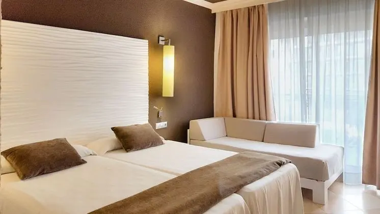 Dört Kişilik Oda, Havuz Manzaralı