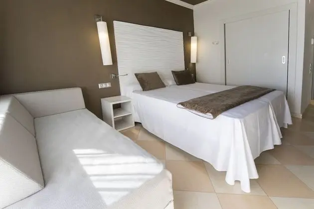 Dört Kişilik Oda, Havuz Manzaralı