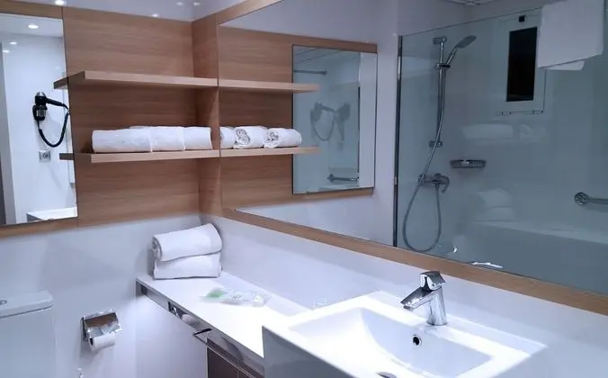 Dört Kişilik Oda, Havuz Manzaralı