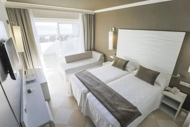 Tek Büyük Yataklı Oda, Havuz Manzaralı (2)