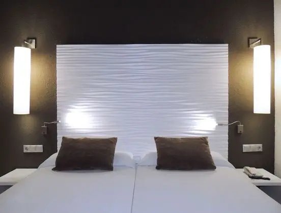 Tek Büyük Yataklı Oda, Havuz Manzaralı (2)