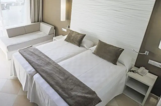 Tek Büyük Yataklı Oda, Havuz Manzaralı (2)