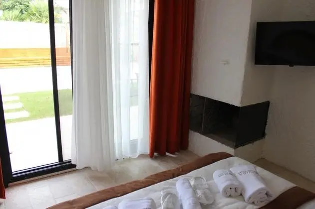 Şömineli Standart Oda, Havuz veya Bahçe Manzaralı, Şömineli
